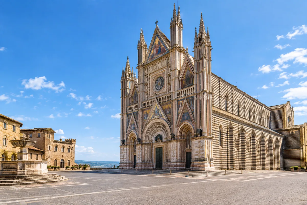 El Duomo de Orvieto alzándose sobre la plaza de la catedral